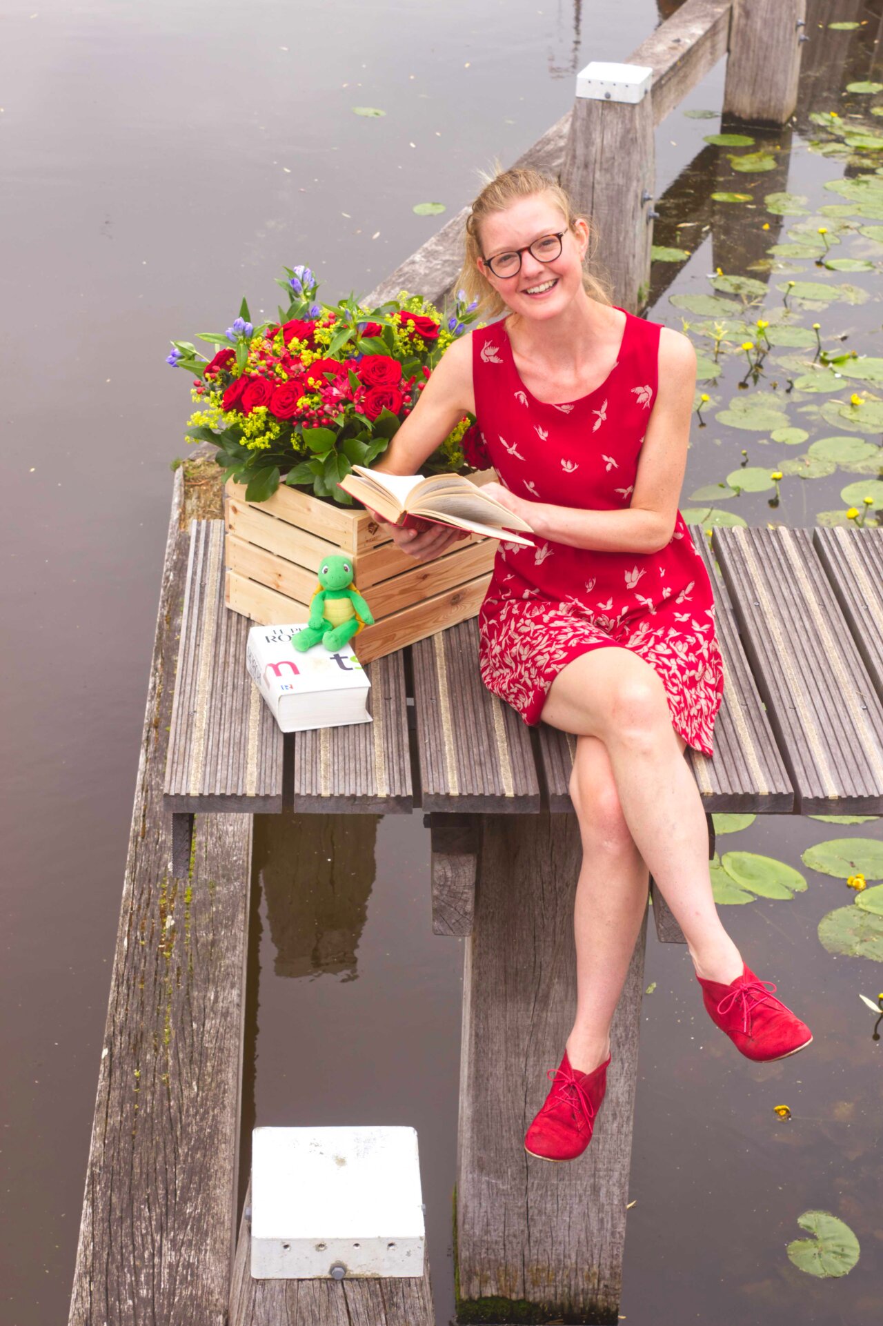 Vera Verhagen op een steiger in Zuidwolde met een schildpad.